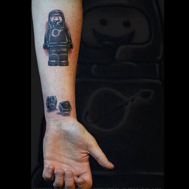 Mais uma tatuagem de Lego blackwork