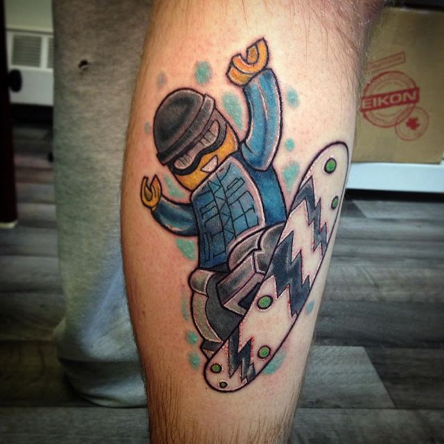 Para os radicais - tatuagem de boneco Lego andando de skate.