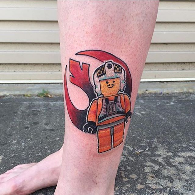 Tatuagem de bonequinho de Lego.