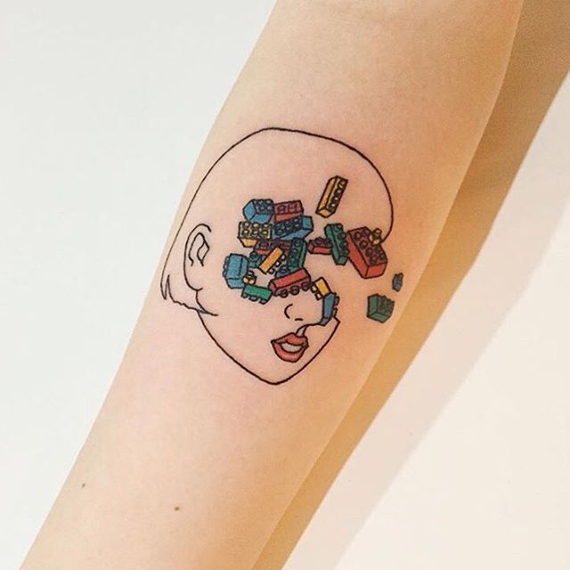 Às vezes nossos pensamentos se constroem como o lego - Criativa tatuagem de Lego.