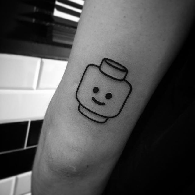 Desenho de tatuagem de Lego simples, para quem não quer algo muito chamativo.