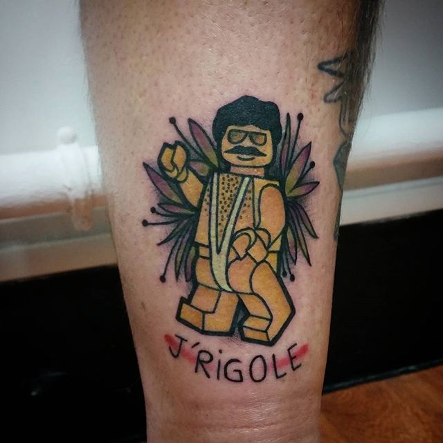 Tatuagem de boneco Lego.