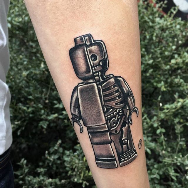 Metade Lego, metade esqueleto - tatuagem divertida! 