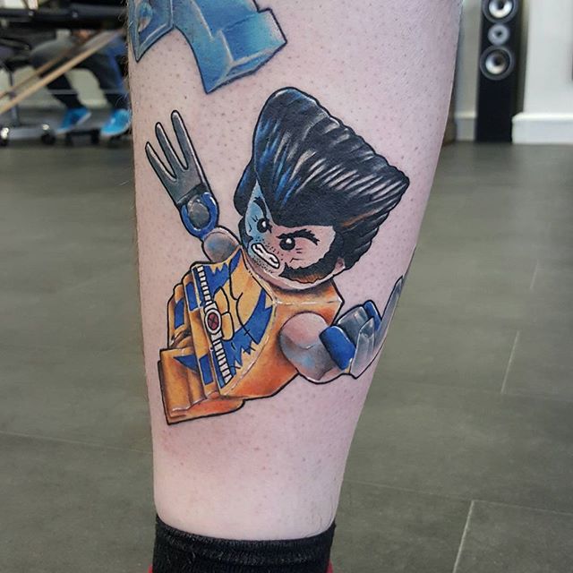 Tatuagem de bonequinhos de Lego - Sobrou para o Wolverine também, se tornar um herói em pecinha Lego.