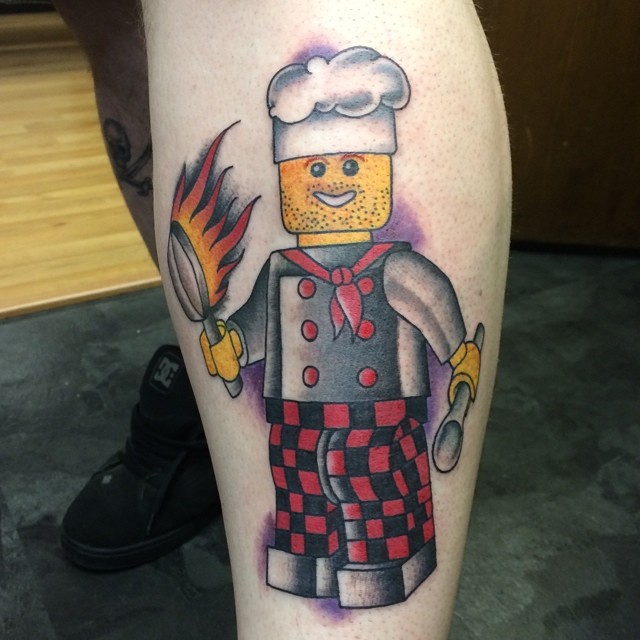 Tatuagem de Bonequinho de Lego Cozinheiro, para inspirar os fãs mais tradicionais.