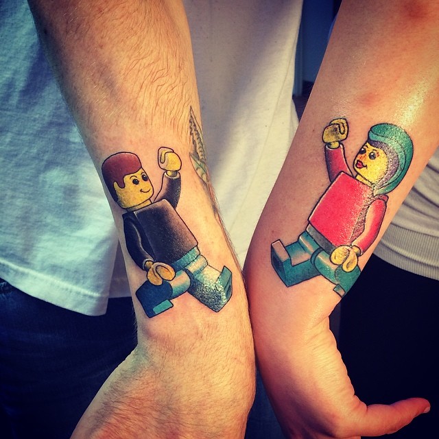 Tatuagem de Lego Casal - Para quem quer marcar a paixão tanto pelas pecinhas, como pela pessoa amada.