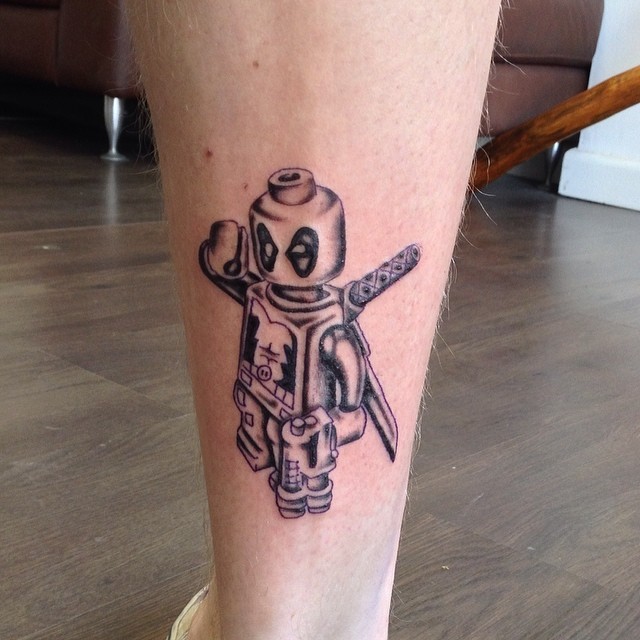 Darth Vader até parece fofo nessa tatuagem de bonequinho de Lego.