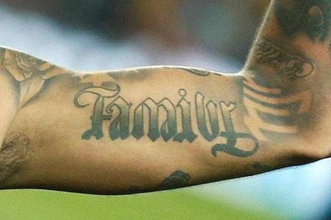 Tatuagem do Neymar no braço: family (família)