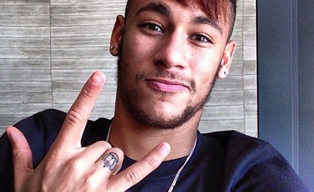 Tatuagem do Neymar no dedo: coroa