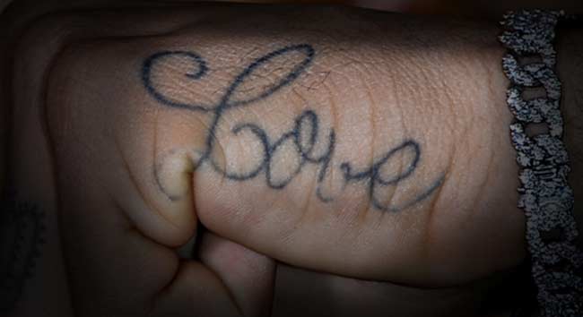Tatuagem do Neymar na mão: love