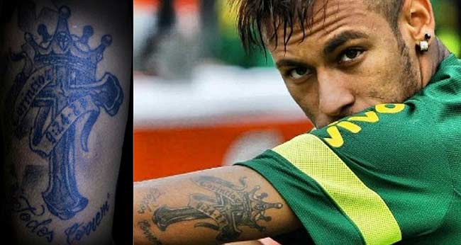 Tatuagem do Neymar no braço: cruz e coroa