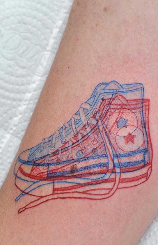 Ou quem sabe colocar em uma tatuagem 3D aquele all star que não sai dos seus pés?