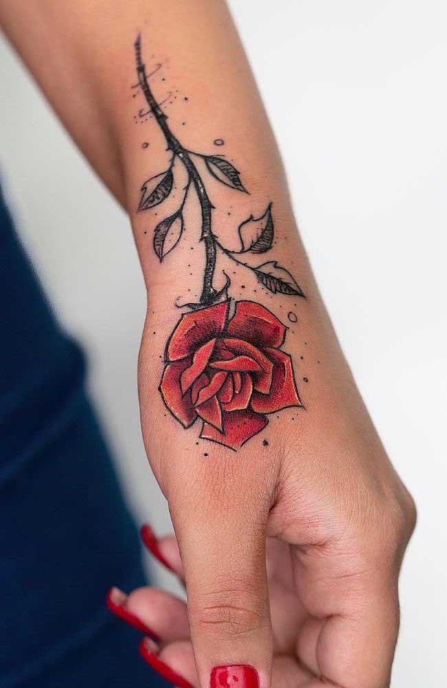 Para as mulheres que não abrem mão de fazer uma tatuagem com flores, a rosa vermelha 3D é perfeita.