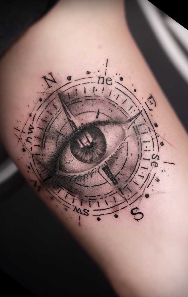 Olha que tatuagem fantástica. Uma bússola com olho no meio que mais parece de verdade.