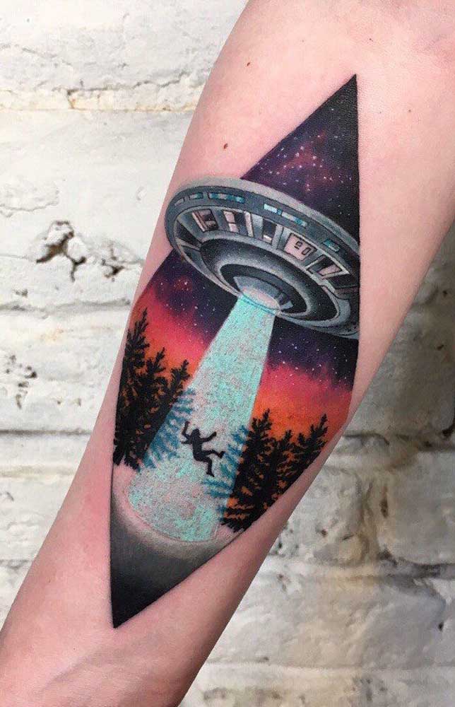 Mais uma opção de tatuagem 3D com o disco voador abduzindo alguém para viver em outro planeta.