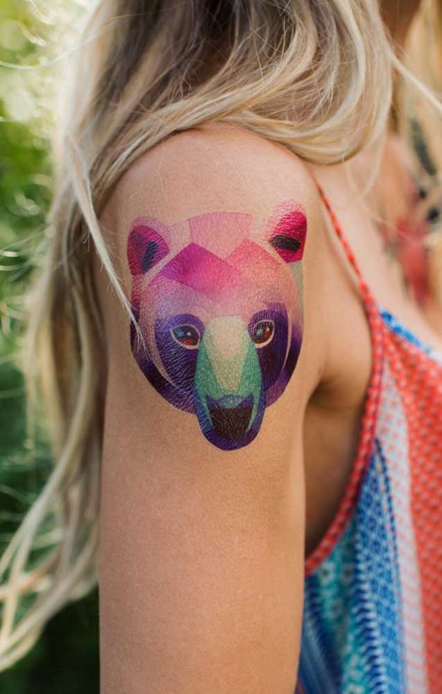 Que ursinho mais fofo e colorido. Fica lindo como tatuagem no ombro para as meninas.