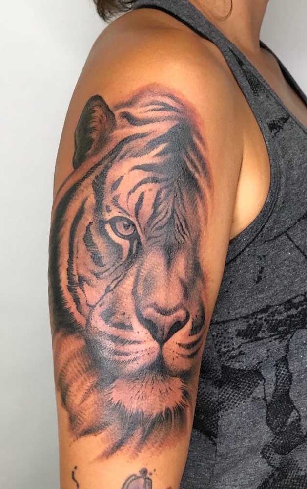 Quem disse que o tigre é um animal para homens colocarem em uma tatuagem? As mulheres também podem mostrar toda a sua força.