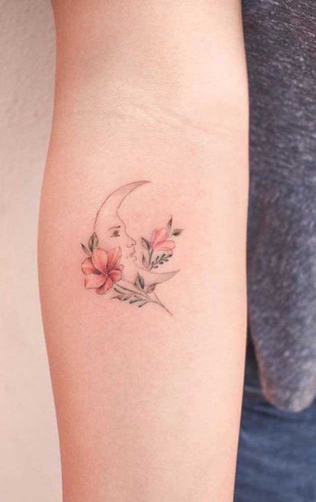 Alguns desenhos mais delicados são mais indicados para tatuagem no antebraço feminina.