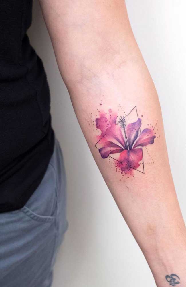 A flor de lótus é uma ótima opção de tatuagem para o antebraço.