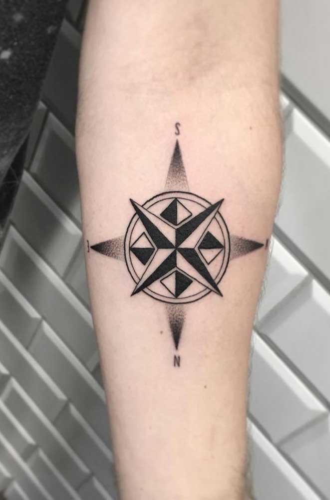 Que tal apostar em uma tatuagem que indica direção?