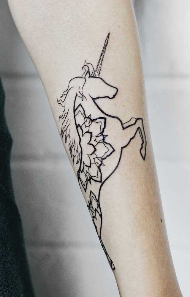 O unicórnio é um animal que está em alta, então faça uma tatuagem no antebraço com ele.