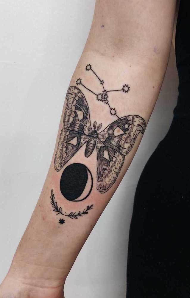 Nesse modelo de tatuagem, além da borboleta foram usados outros elementos representativos.