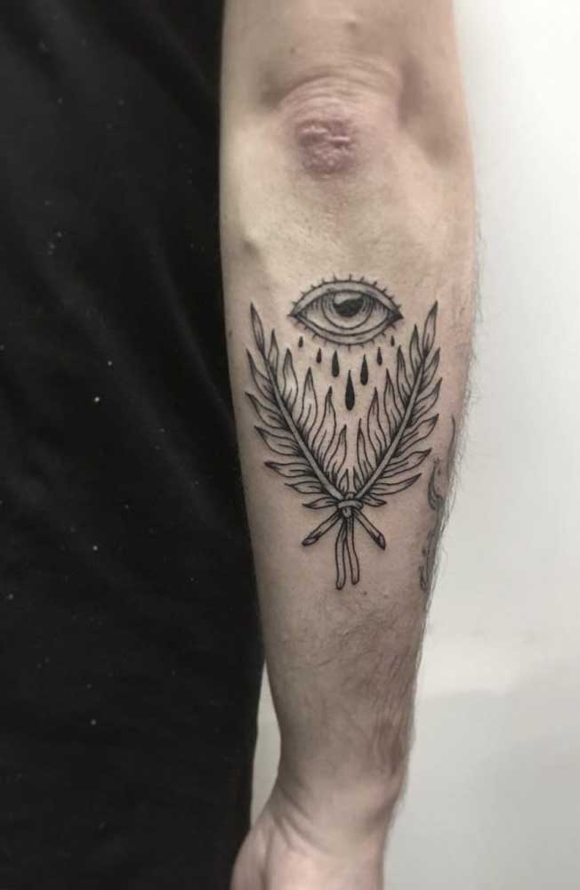 Quer ter um olho na costa? Faça uma tatuagem no antebraço no formato de olho.