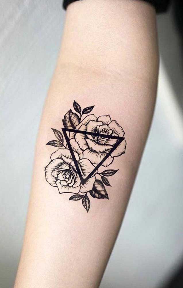 As rosas são muito escolhidas como tatuagem feminina no antebraço.