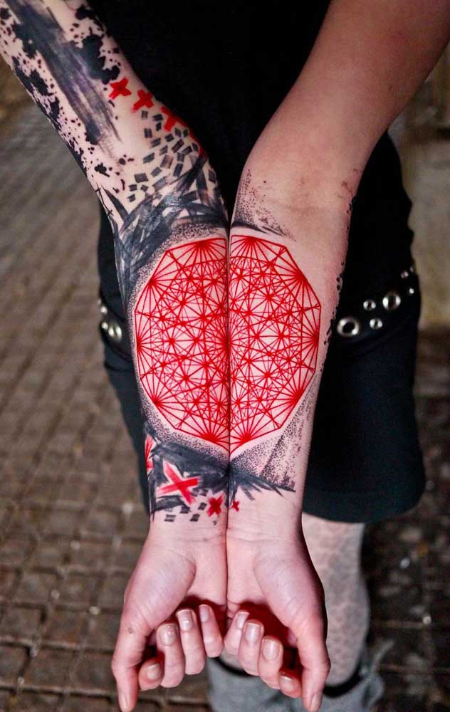 Que tal fazer uma tatuagem que se complemente em ambos os antebraços?