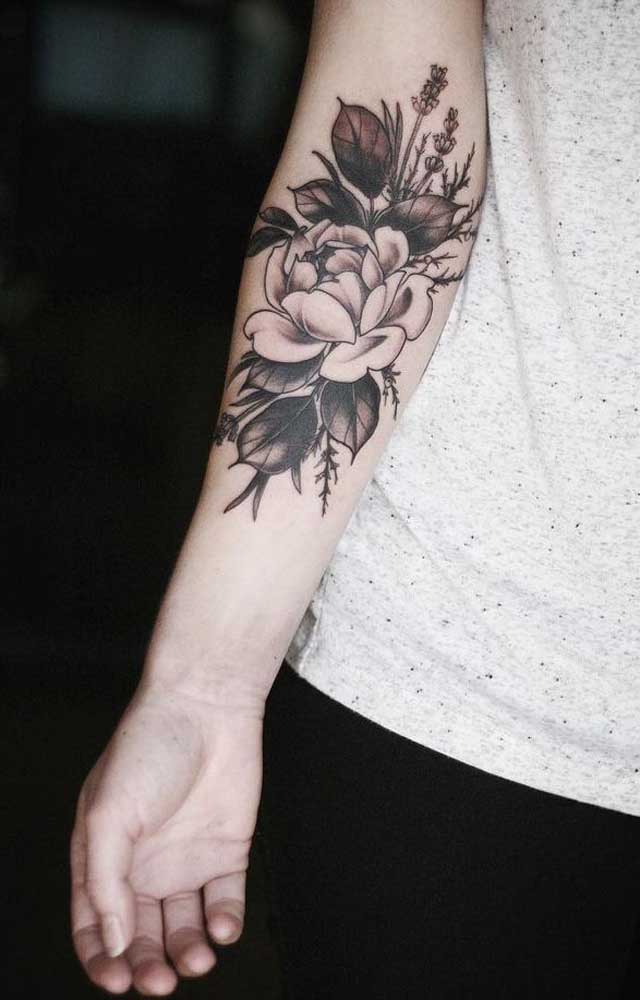 Mais uma opção de tatuagem com o desenho de rosas.