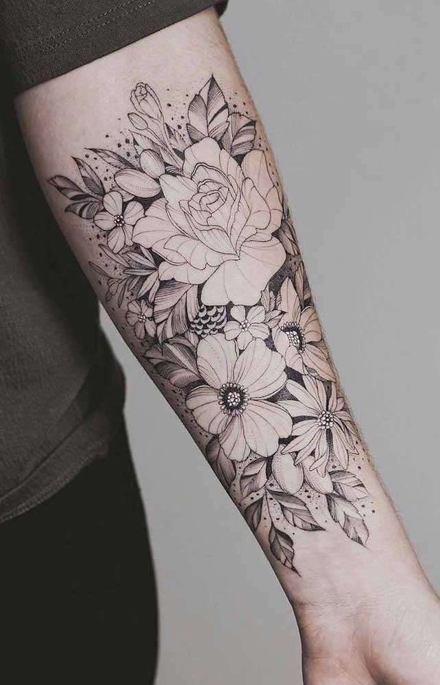 Ao invés de usar uma rosa, use várias rosas na tatuagem do antebraço.