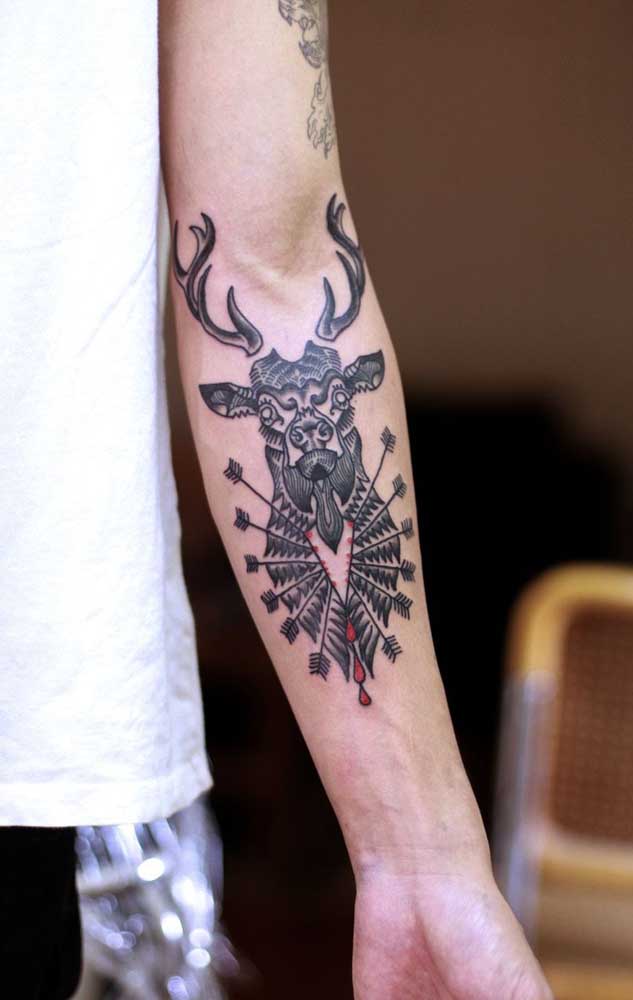 A tatuagem no antebraço masculina, geralmente é representada por animais para mostrar a força.