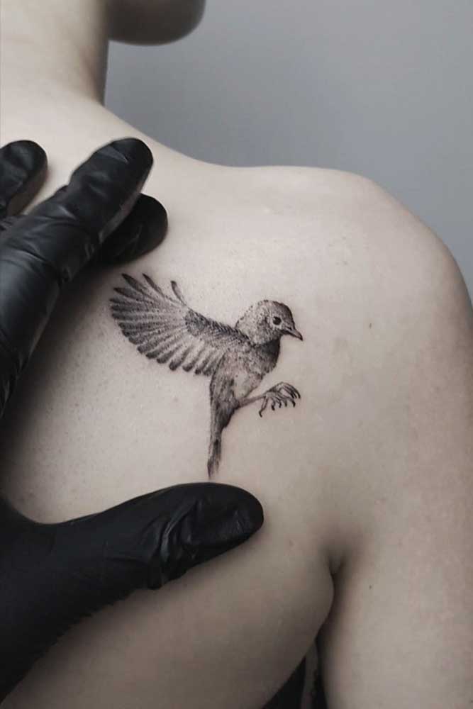 Que tal fazer uma tatuagem de um passarinho no ombro?