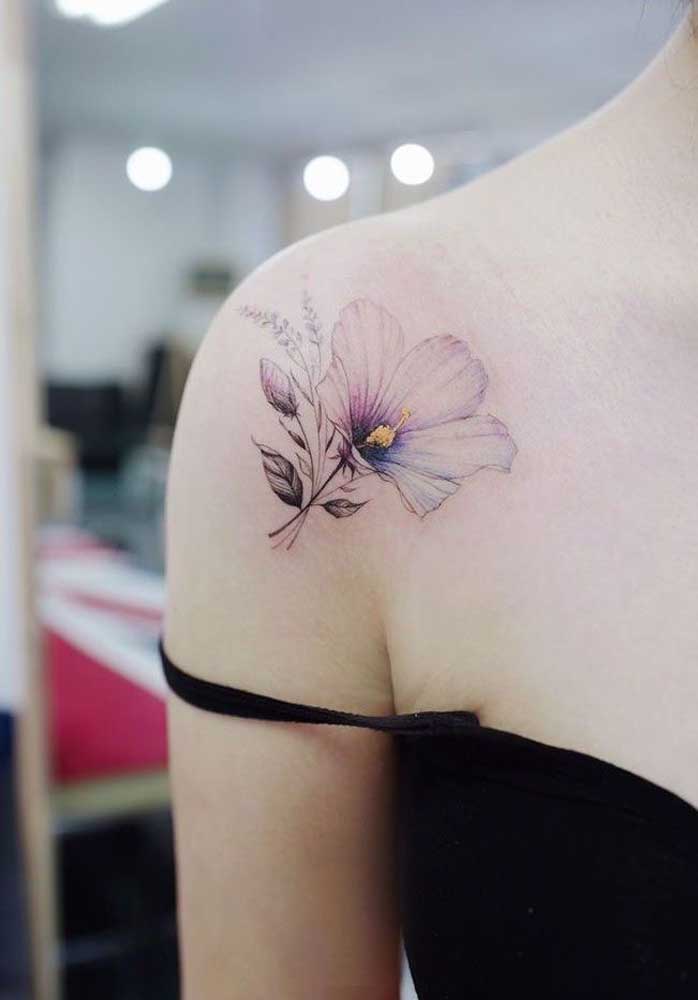 O que acha de fazer uma tatuagem de rosa no ombro no formato bem delicado?