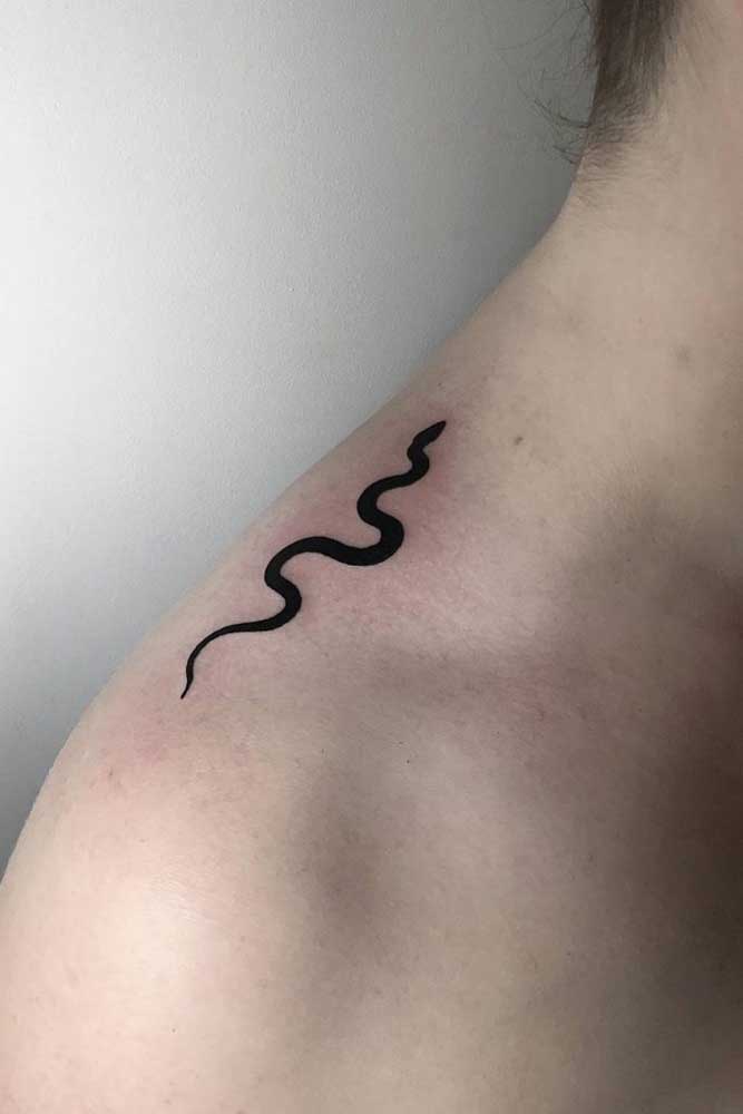 A cobra significa mistério e é uma ótima opção de tatuagem no ombro, mas próximo ao pescoço.