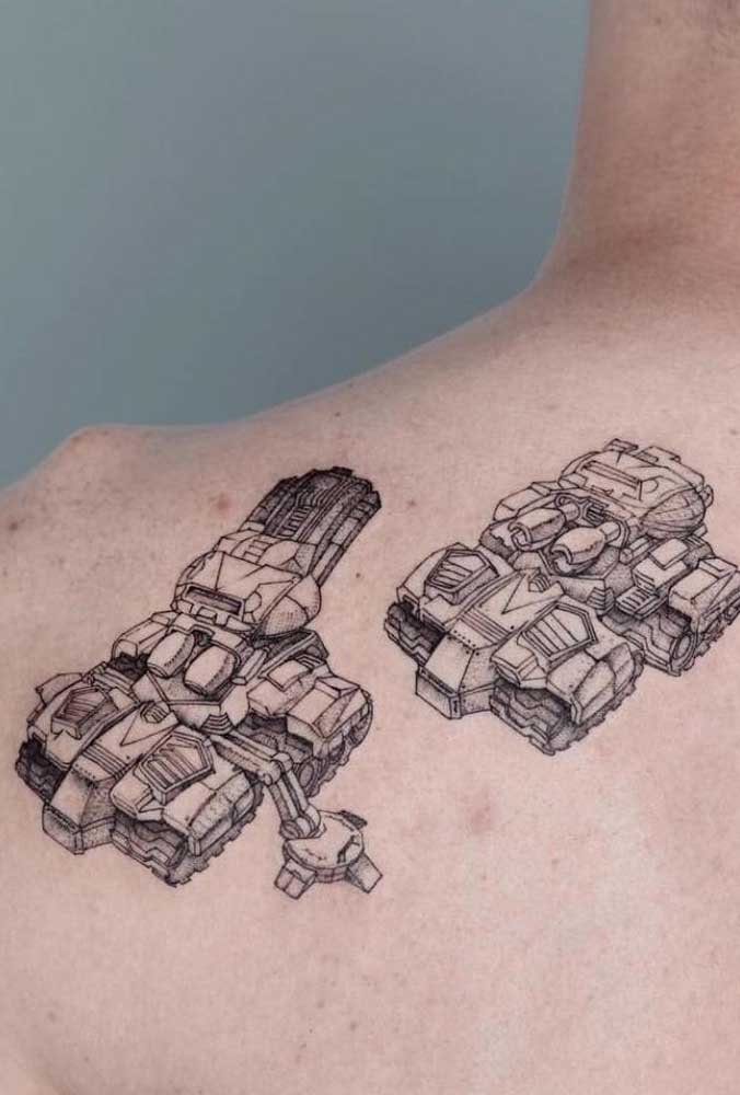 Uma tatuagem no ombro masculina pode ser algo totalmente diferente.