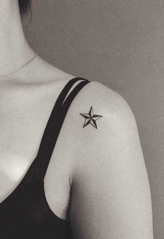 Para a tatuagem no ombro o desenho de uma estrela é perfeito.