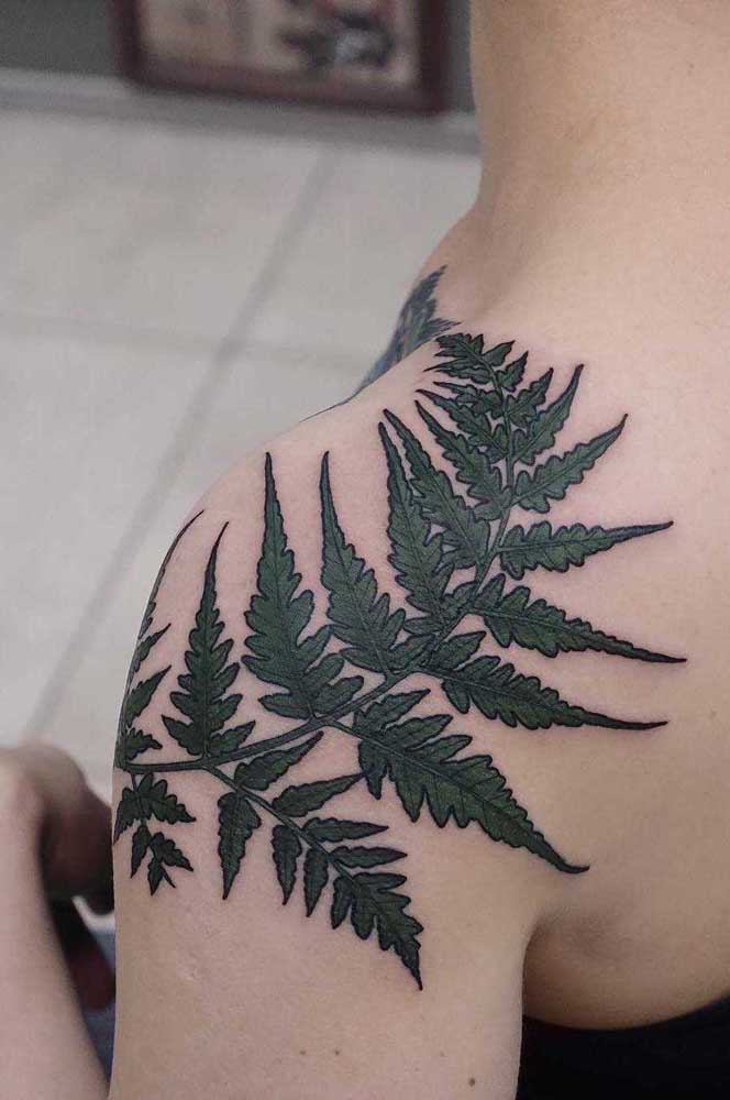 Se não quiser fazer uma tatuagem com flores, pode fazer com galhos.