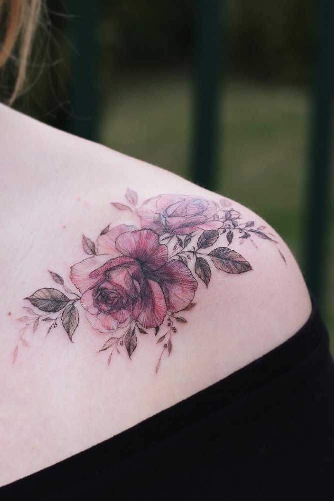 Mais uma opção de desenho de rosa para fazer uma tatuagem feminina no ombro.