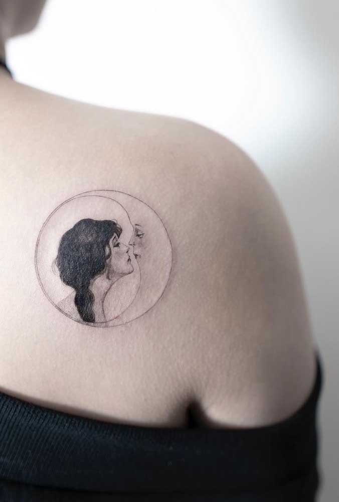 Já a tatuagem no ombro feminina pede algo mais delicado.