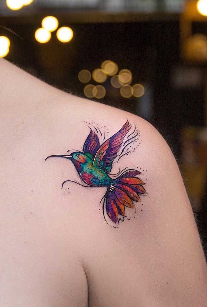 Incrível como a tatuagem colorida destaca qualquer área.