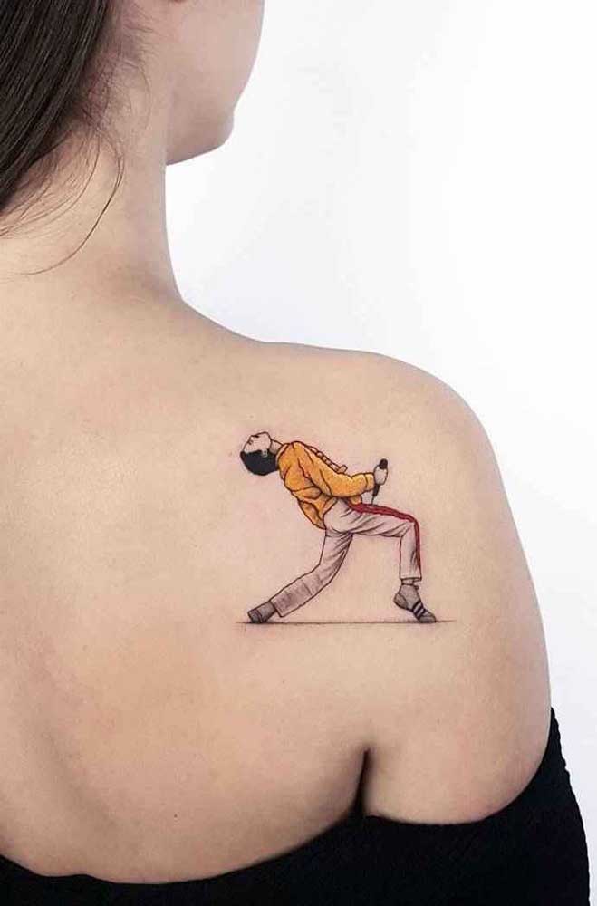 Que tal fazer uma tatuagem no ombro homenageando o seu ídolo?