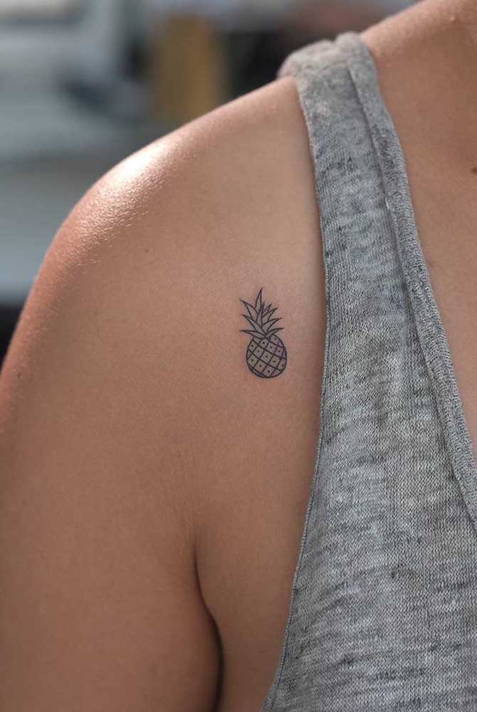Uma tatuagem quase invisível no ombro pode ser a opção para as pessoas mais discretas.