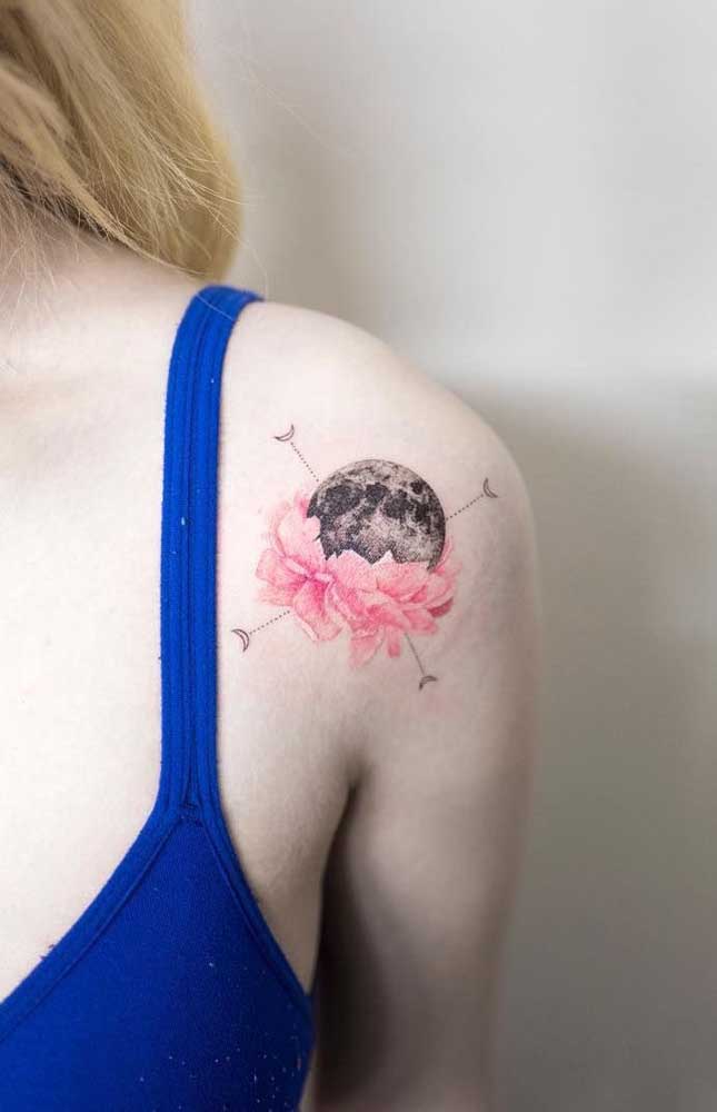 Faça uma mistura de símbolos na hora de tatuar seu ombro.