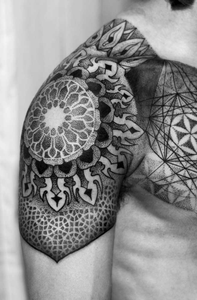 Geralmente, os homens gostam de fazer a tatuagem tribal no ombro.