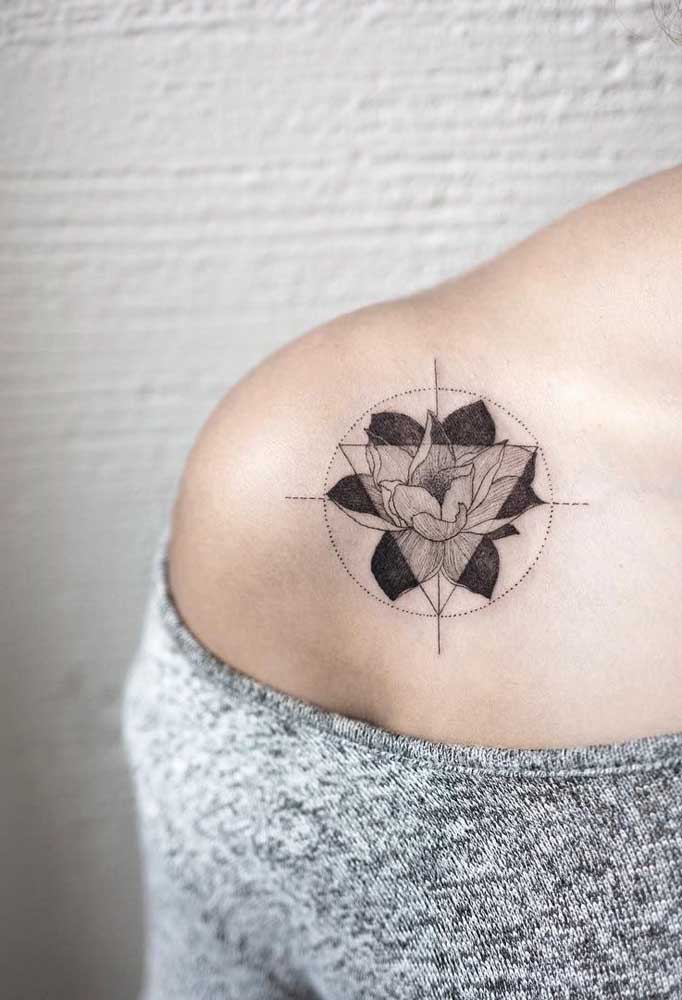 A tatuagem no ombro para as mulheres dá um charme a mais no visual.