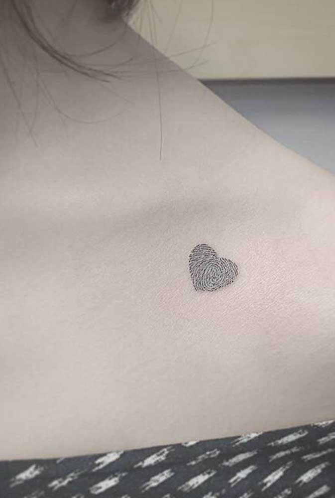 A tatuagem de coração é pequena, mas o sentimento é o maior do mundo.
