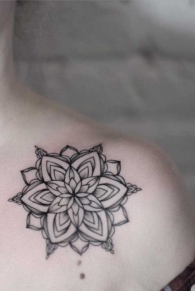 A flor de lótus é perfeita para a tatuagem feminina no ombro.
