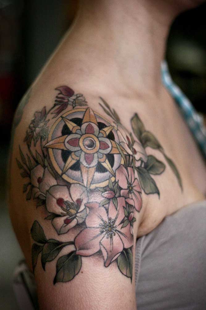 Você pode fazer uma tatuagem de flor no ombro com diferentes espécies para chamar mais atenção.