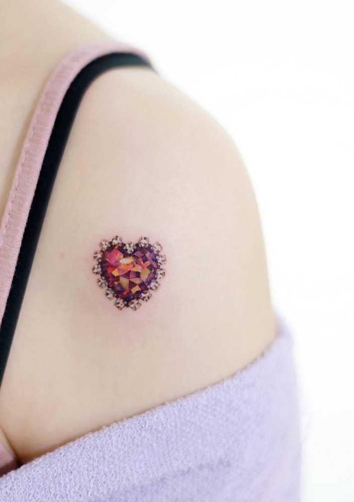 Essa tatuagem de coração no ombro mais parece uma pedra preciosa.